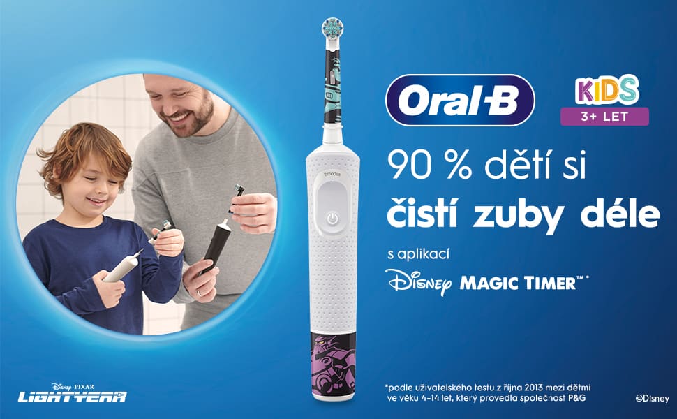 Muž a chlapec nasazují kartáčkové hlavy Oral-B na rukojeti svých elektrických zubních kartáčků.