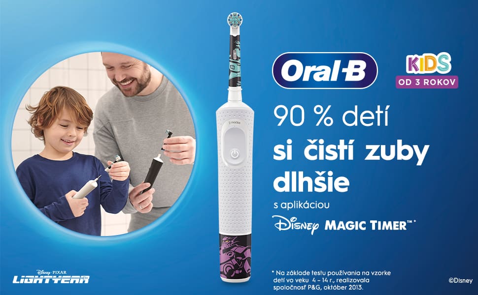 Muž a chlapec si nasadzujú hlavice kefiek Oral-B, každý na svoju rukoväť elektrickej zubnej kefky.